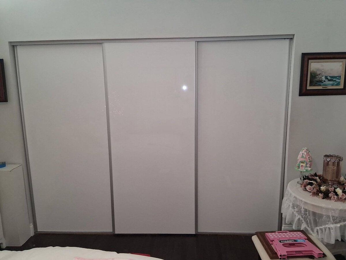 Reach-in closet system