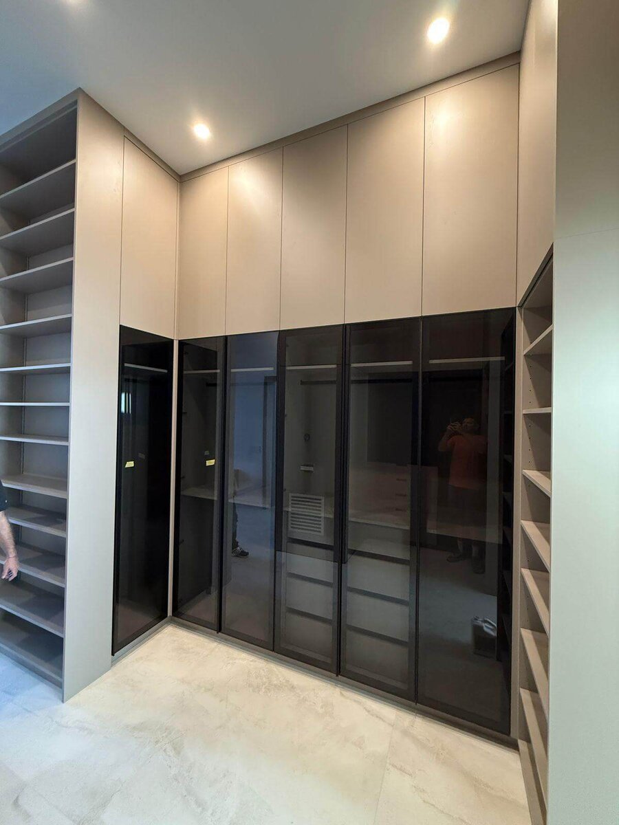 Built-in wardrobe system