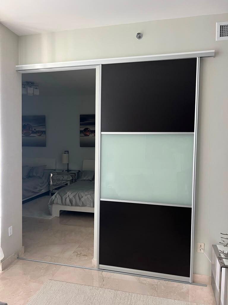 Reach-in closet organization system