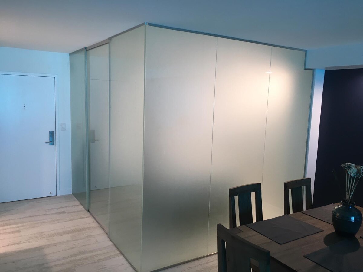Built-in wardrobe with mirrored doors