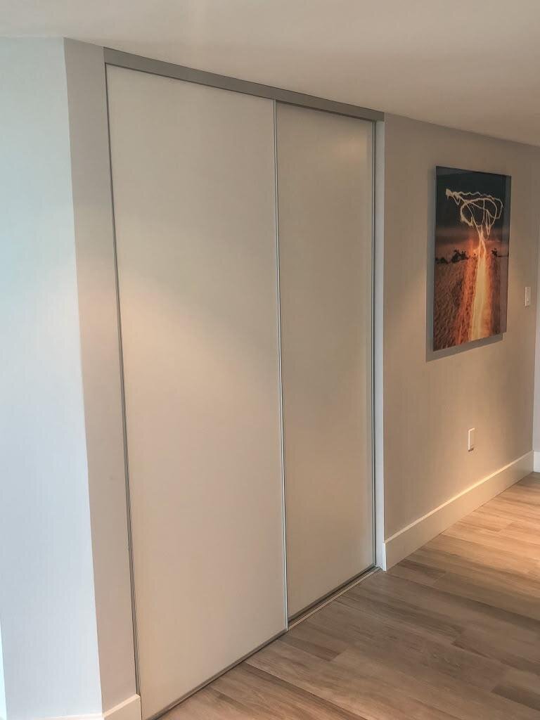 Walk-in closet corner shelving