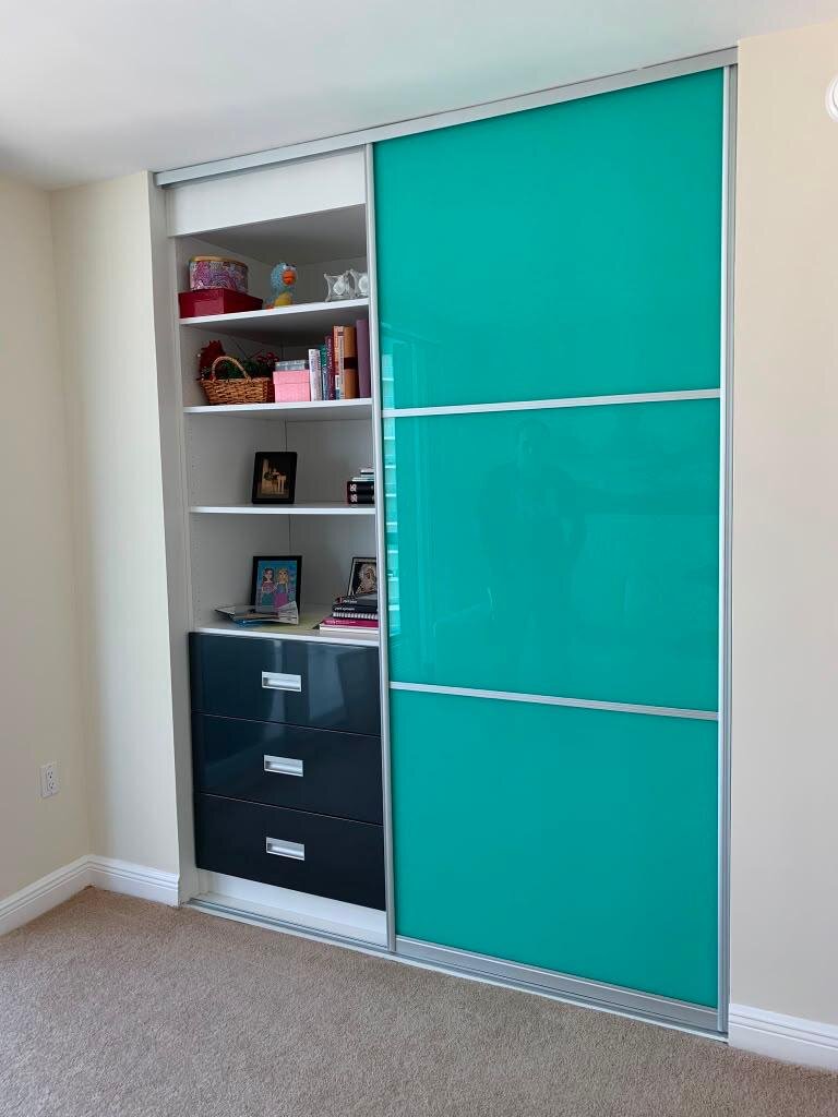Closet shelving with integrated lighting